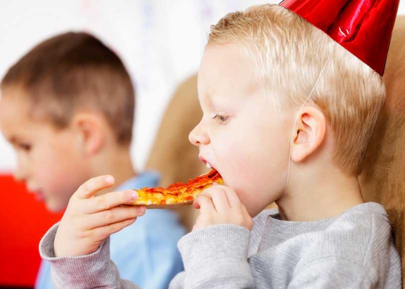 Pizza og pølser - serveringstips til barnebursdag